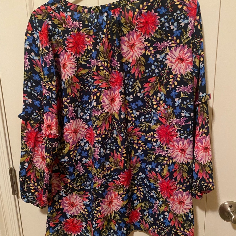 The Pioneer Woman Floral blouses-Size L
Black
Navy - Picture 4 of 7